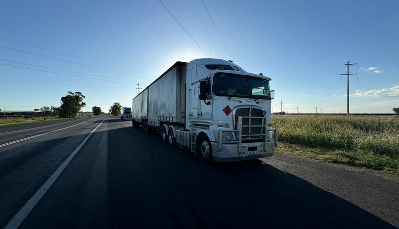 Carreta em rodovia