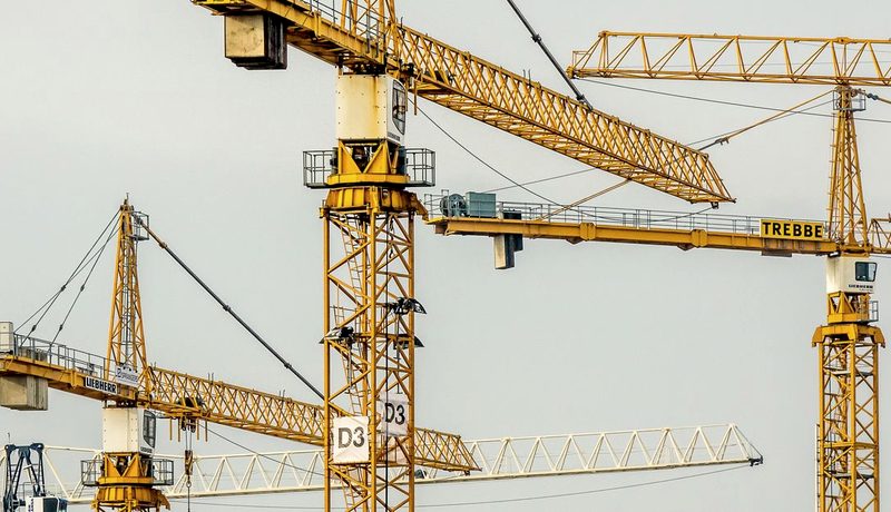 Gruas em canteiro de obras