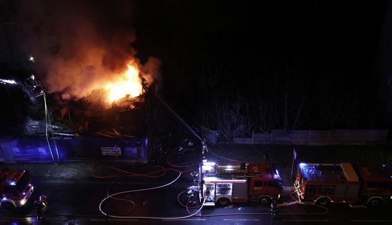 Bombeiros em combate a incêndio noturno